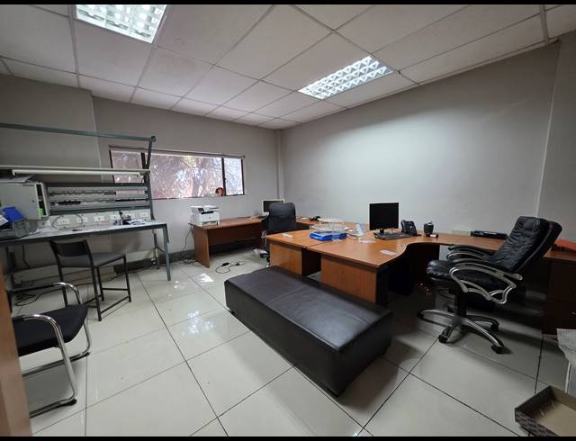 1,400M² WAREHOUSE FOR SALE IN ROBERTSHAM